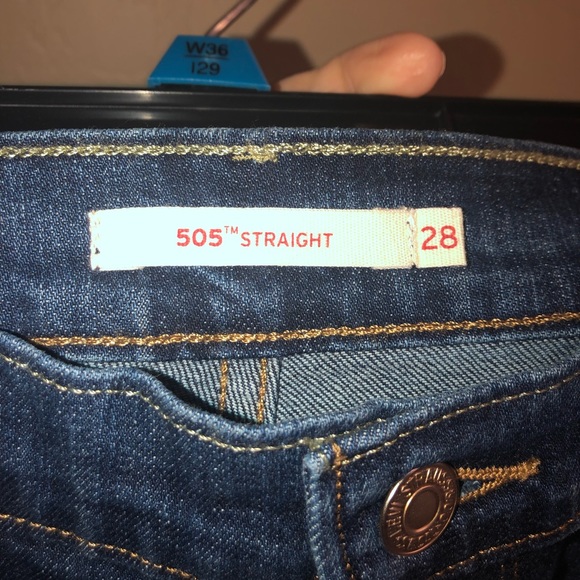 NWT- Women’s Blue Straight Leg Levi’s Jeans - Picture 4 of 6